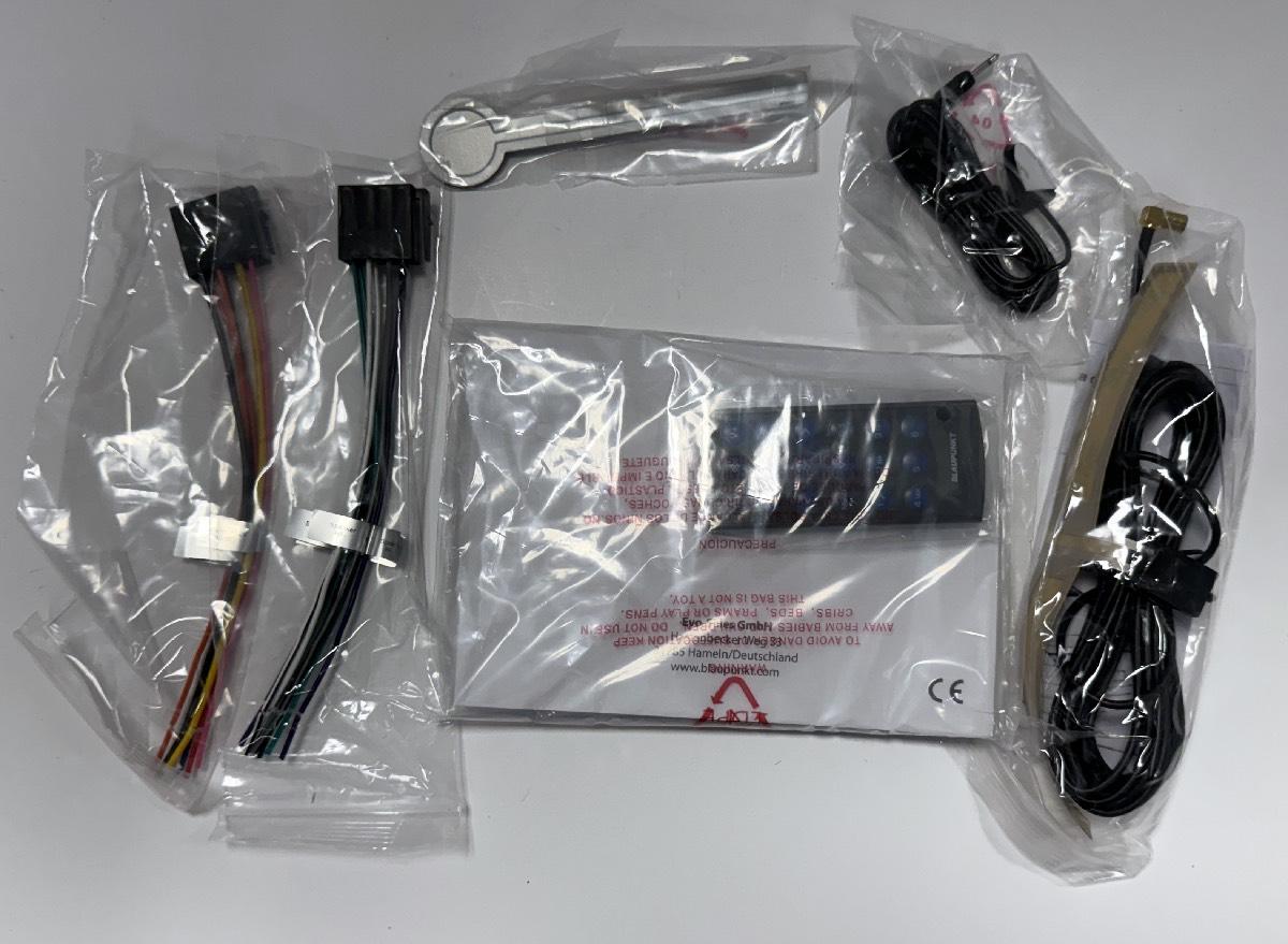 BLAUPUNKT SINGLE DIN MECHLESS RETRO RADIO 4V 3 PAIR RCA USB SD BT (BREMEN SQR46DAB)